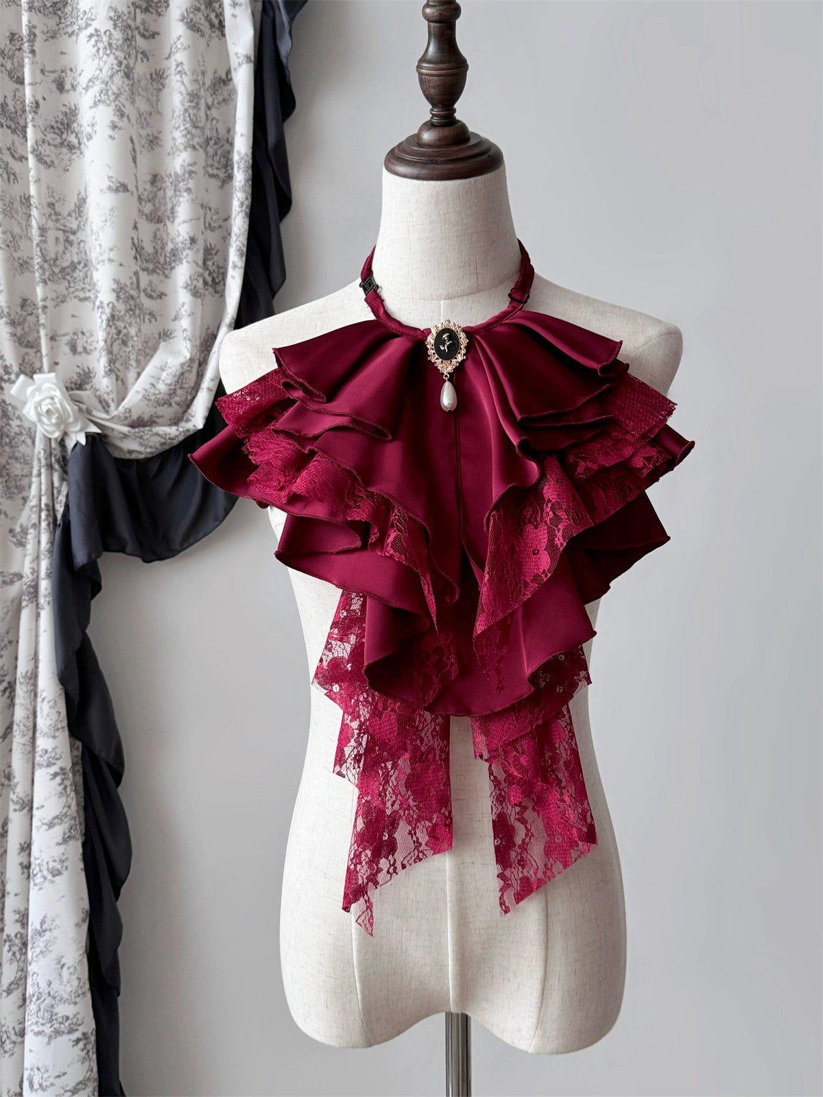 Muppet Mind Ben - Crow's Dinner - Gorgeous Lolita Jabot with Detachable Brooch Dark red
