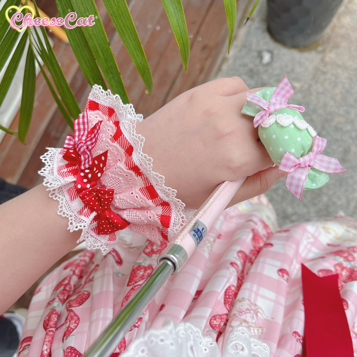 (Buyforme)Cheese Cat~Sweet and Playful Strawberry Gingham Lace Cuffs   