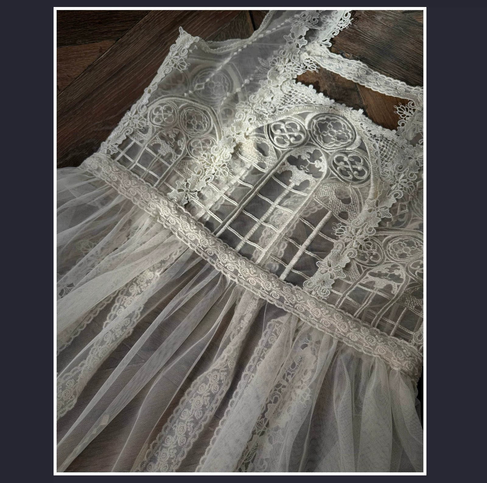 SUSIN - Night Traveler - Classic and Elegant Gothic Dress with Colorful Window Prints 39250:626310