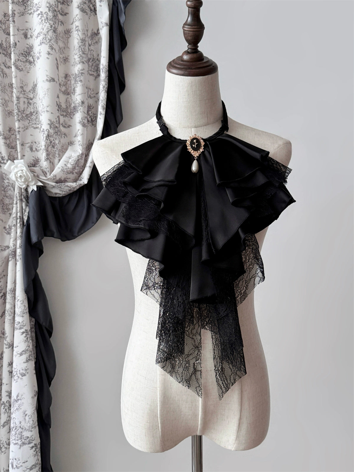 Muppet Mind Ben - Crow's Dinner - Gorgeous Lolita Jabot with Detachable Brooch Black