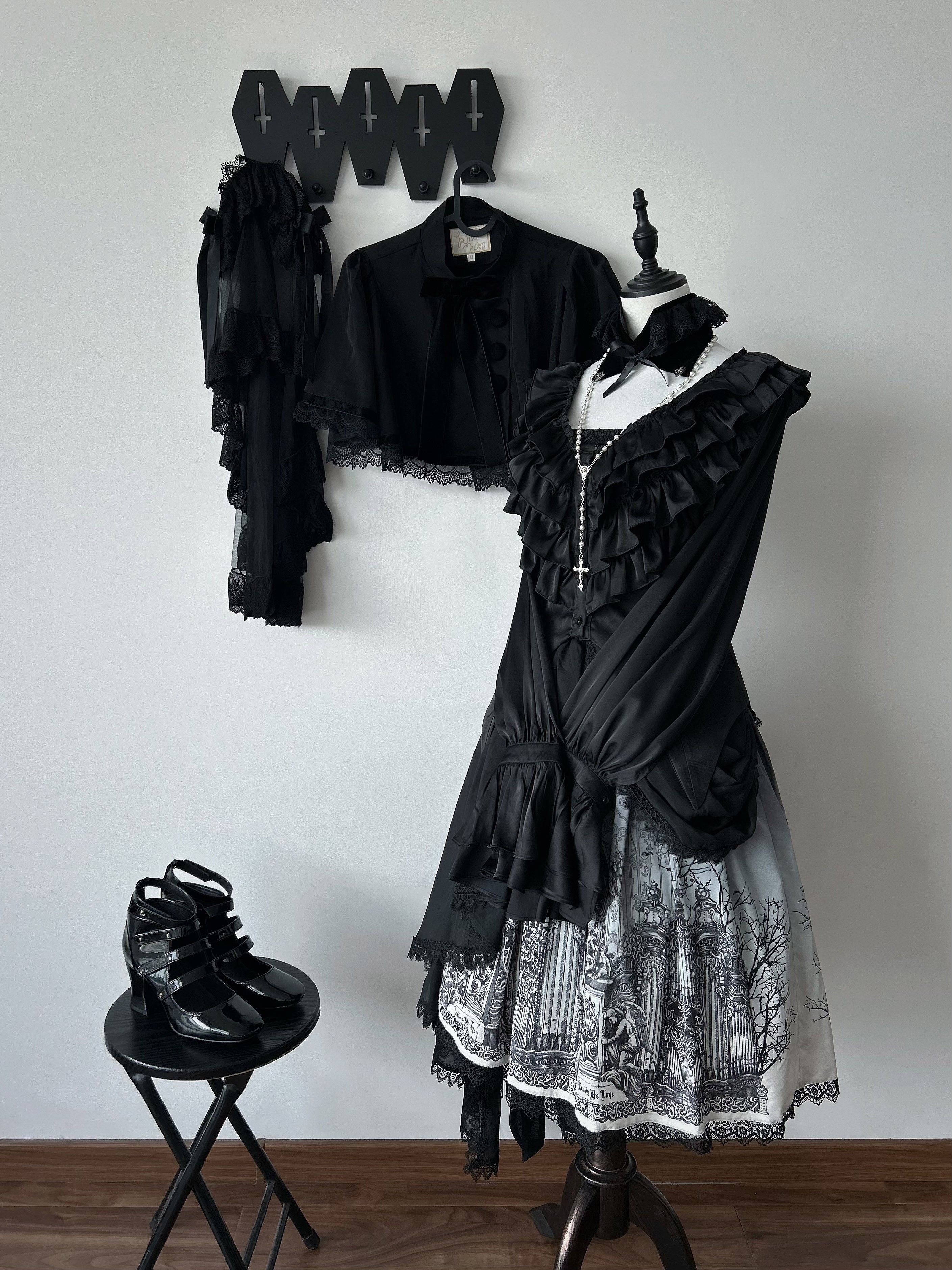 Acorn Lolita - Penetrating - Gothic Lolita Shirt with Long Sleeve and Rib Style Ruffles