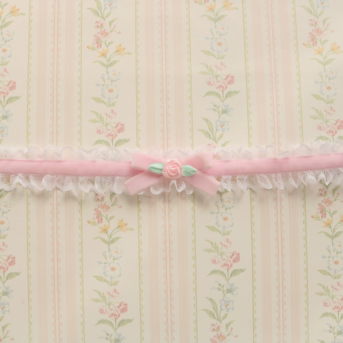 Creamy Bubbles - Sweet Lolita Choker Vintage Lace Rose Handmade Necklace Ruffled lace double-sided velvet ribbon