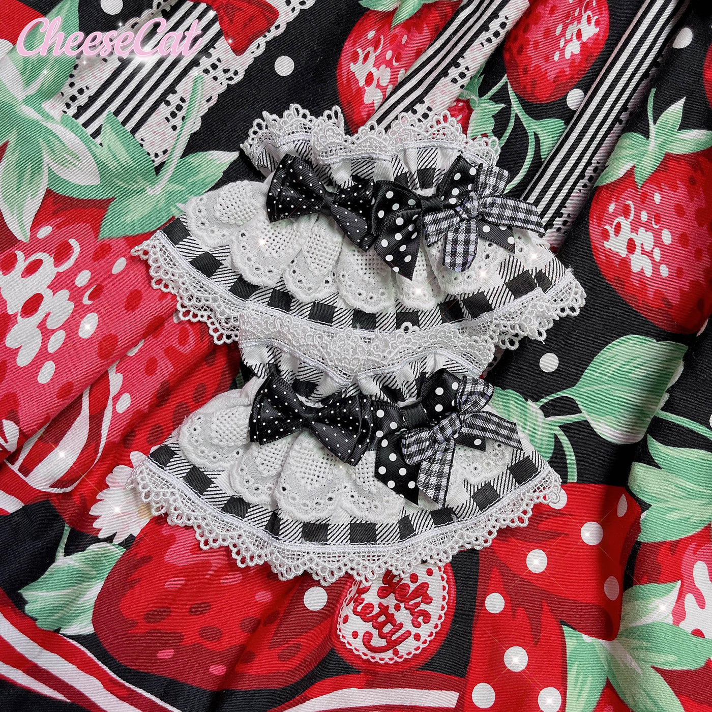 (Buyforme)Cheese Cat~Sweet and Playful Strawberry Gingham Lace Cuffs black plaid cuffs (1 pair)  