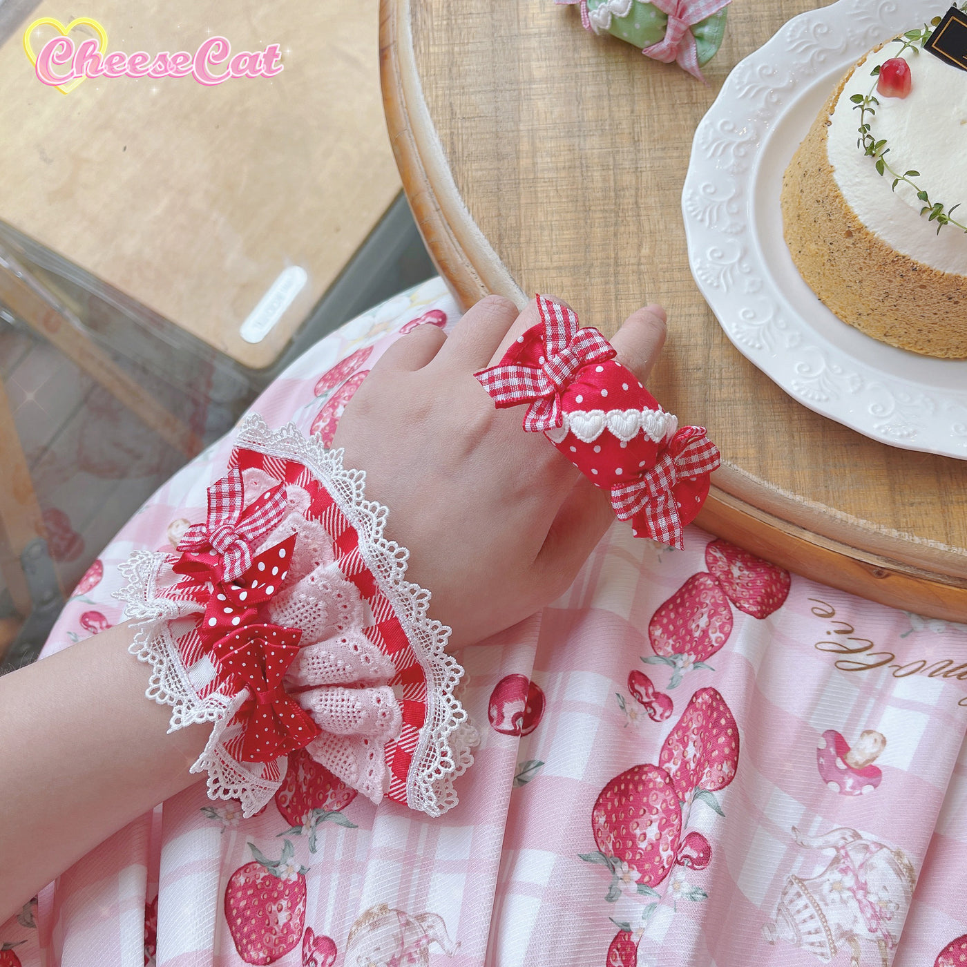 (Buyforme)Cheese Cat~Sweet and Playful Strawberry Gingham Lace Cuffs   