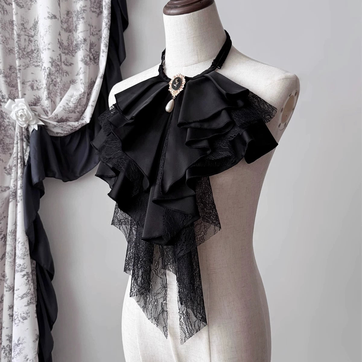 Muppet Mind Ben - Crow's Dinner - Gorgeous Lolita Jabot with Detachable Brooch White