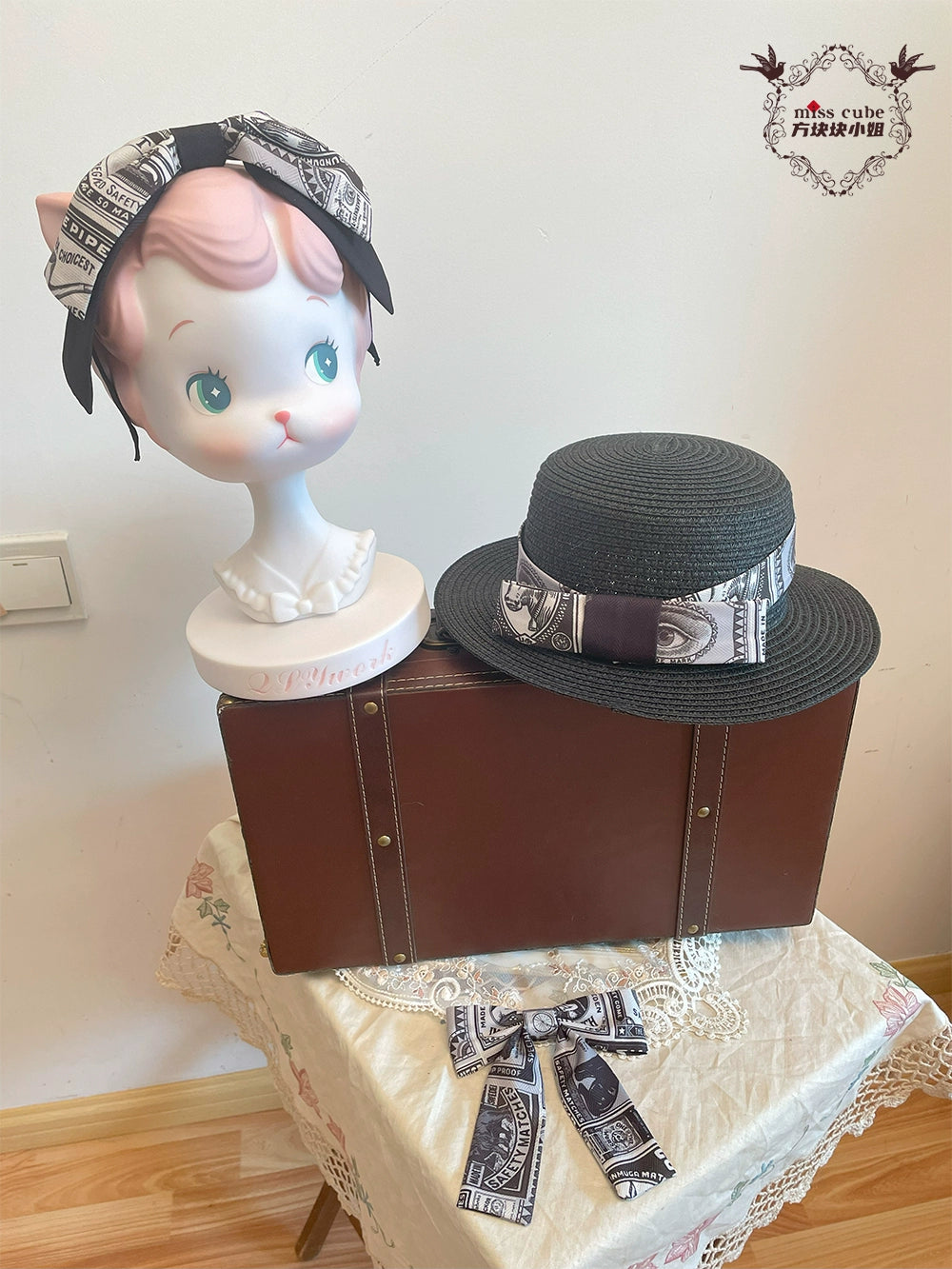 Miss Cube - Antique Label - Retro Lolita KC Straw Hat Bow Tie Black and White Straw Hat