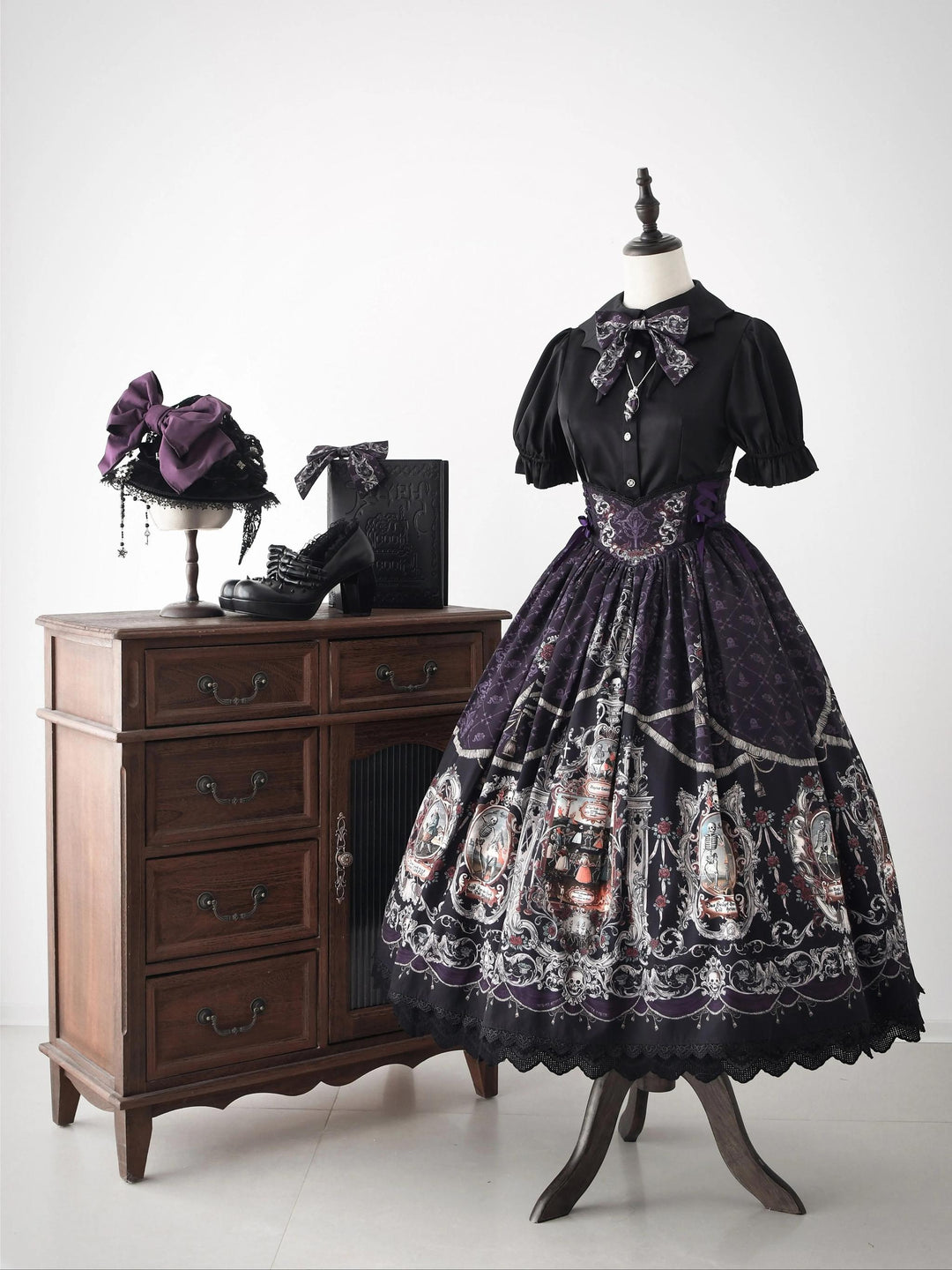 Flower Messenger~Sealed Away 4.0~Gothic Lolita Shirt with Bat Collar and Hollow-out Backneck