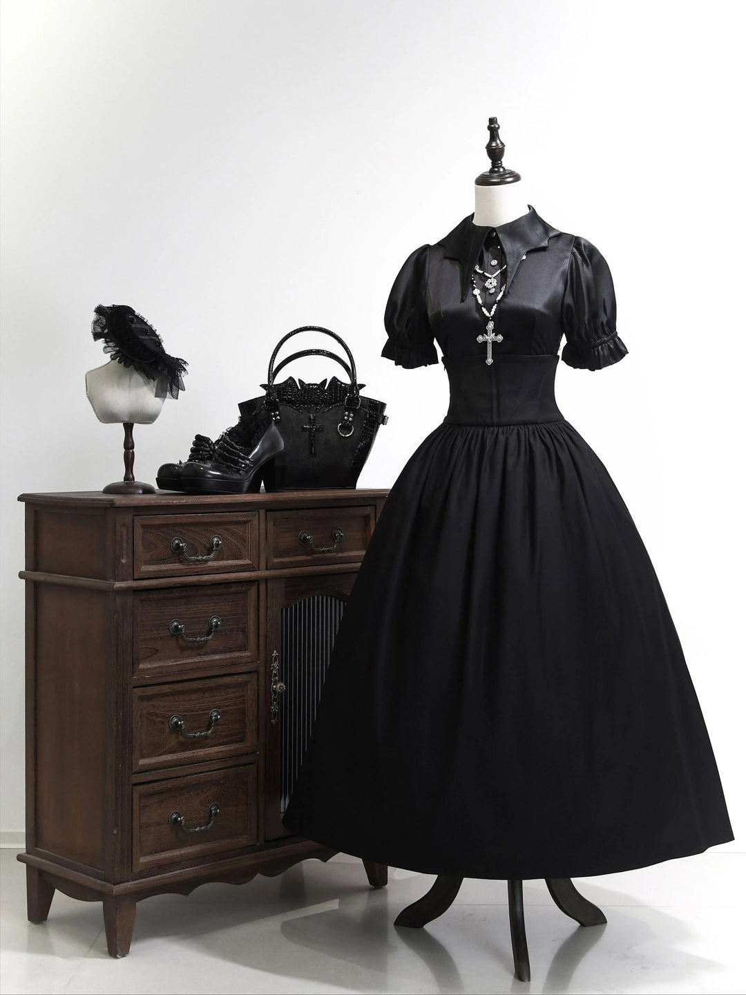 Flower Messenger~Sealed Away 4.0~Gothic Lolita Shirt with Bat Collar and Hollow-out Backneck