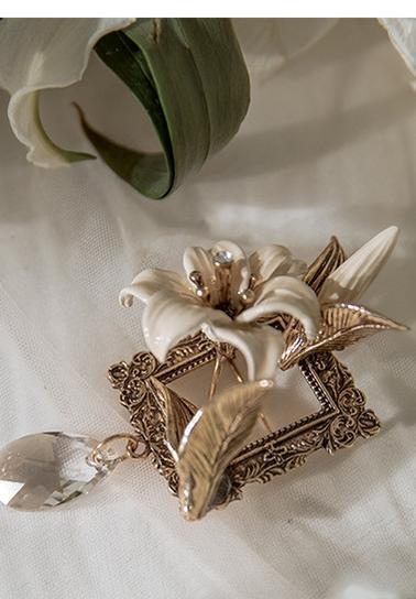 Moon gazing Lily - Classic Lolita Faux Lily Accessories Brooch Pink