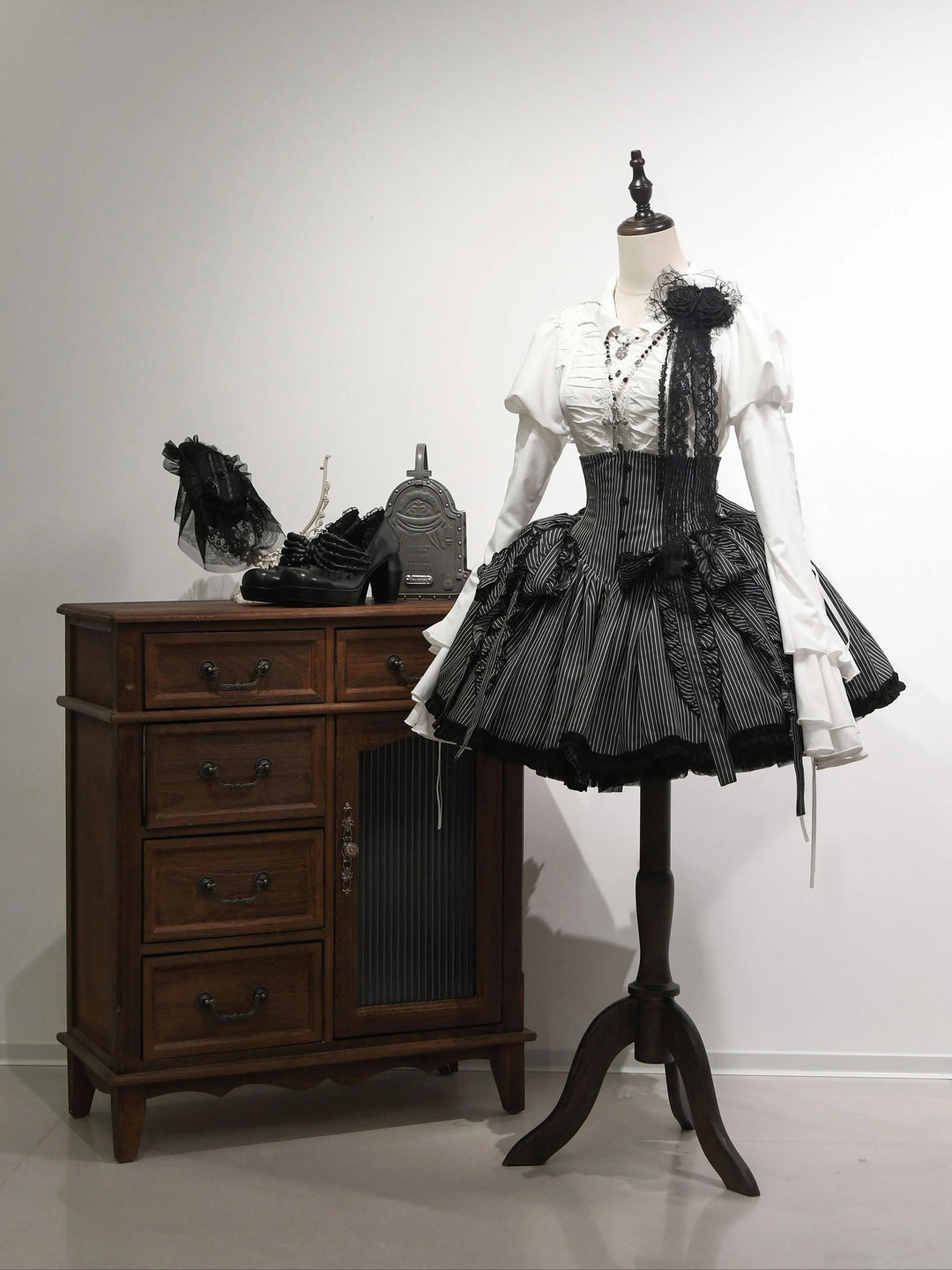 Flower Messenger~Endless Night~Gothic Lolita Shirt with Batwing Collar and Puffy Sleeves