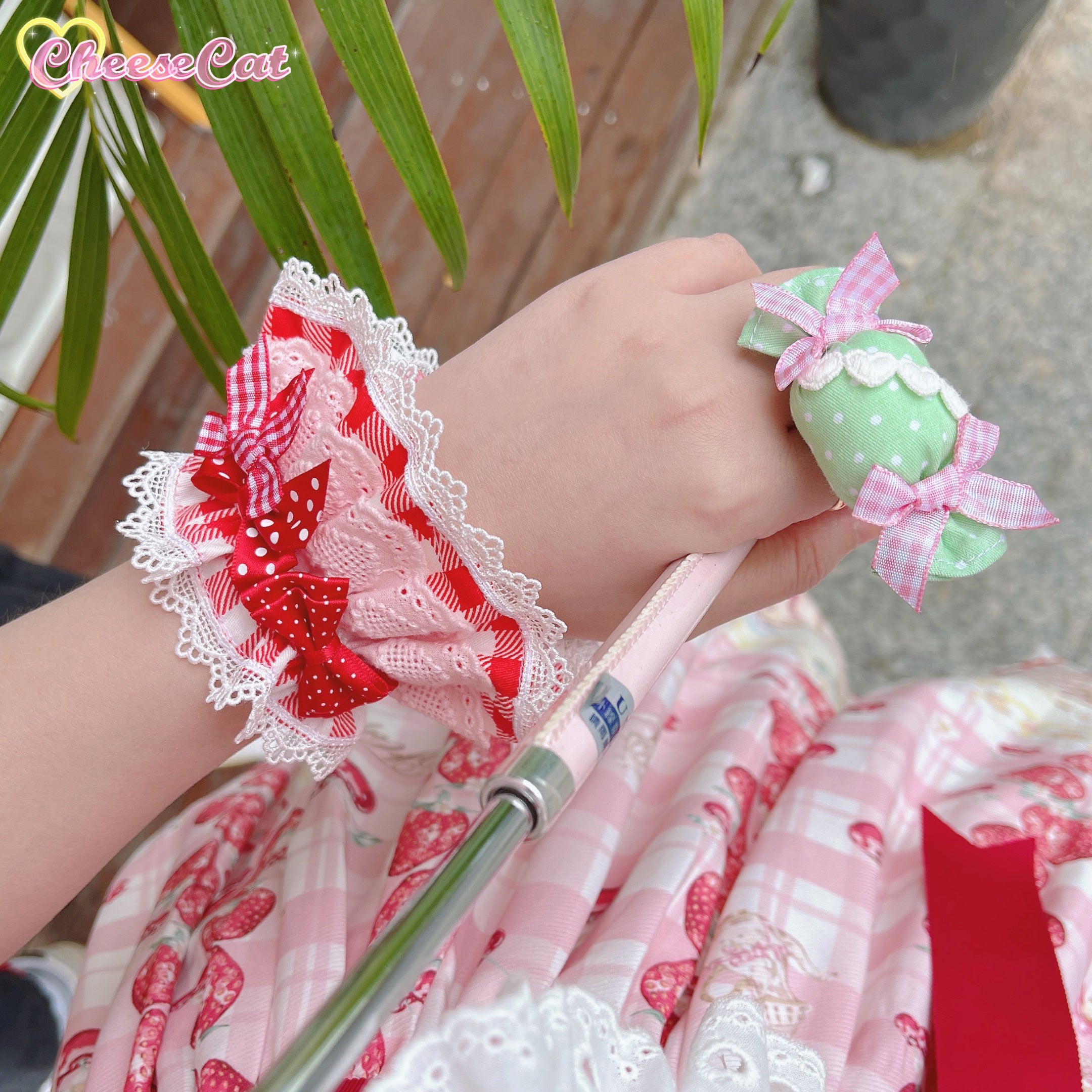 (Buyforme)Cheese Cat~Sweet and Playful Strawberry Gingham Lace Cuffs 15200:200668