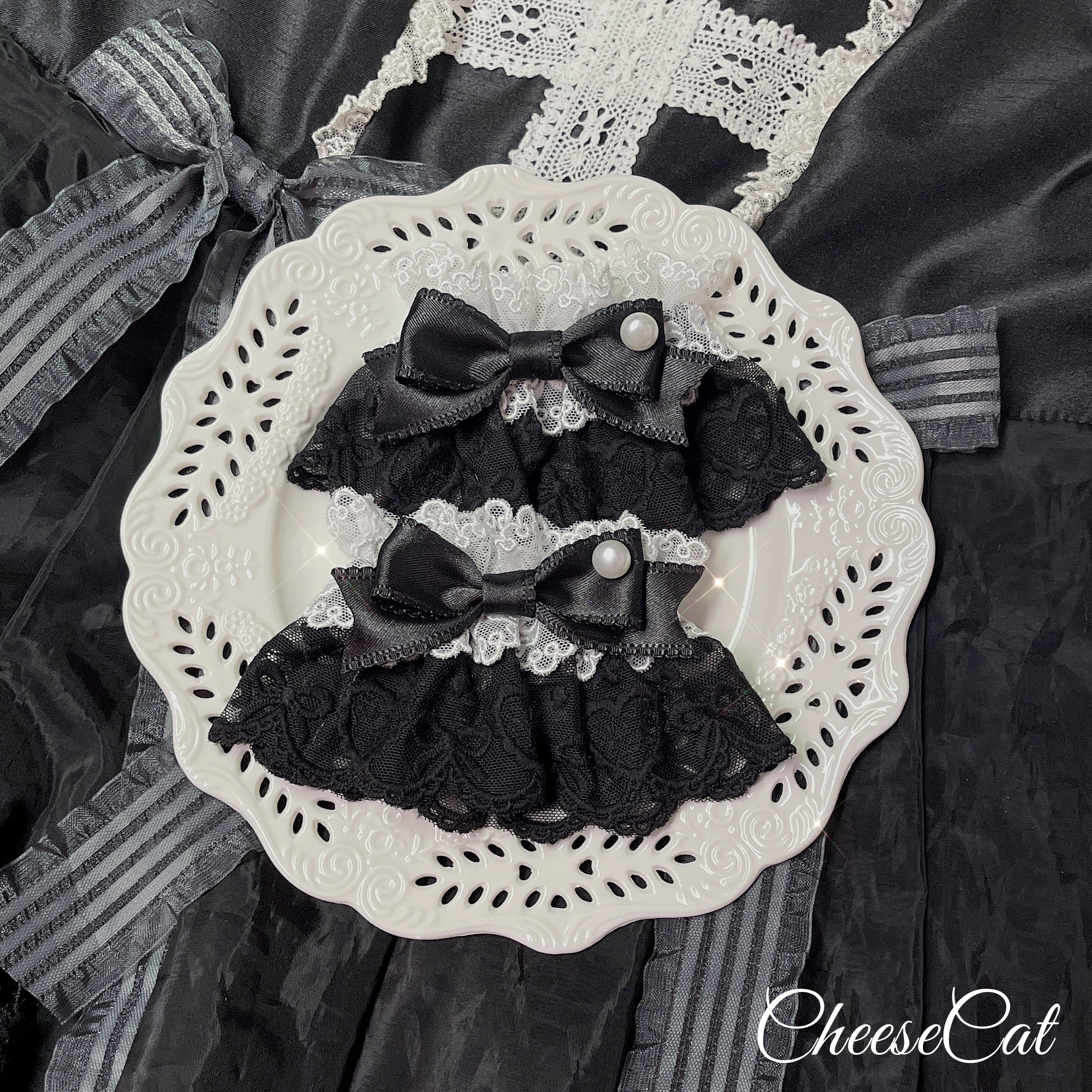 Cheese Cat - Sweet and Happy Flower Limited Lolita Cuff black-white cuffs (1 pair)