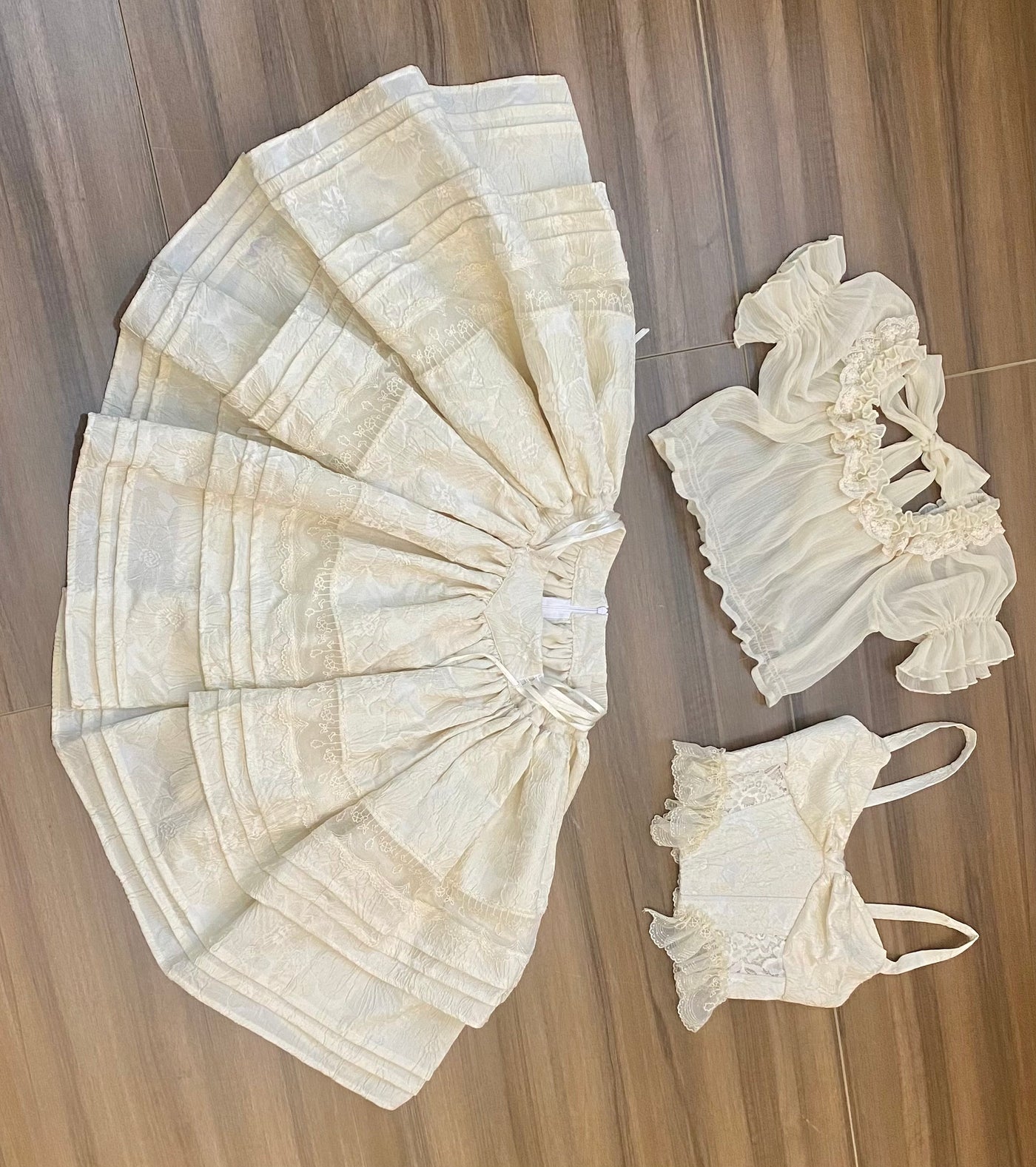 Airfreeing~White Gardenia~Classical Lolita Skirt Embossed Fabric Skirt Suit top (camisole + innerwear) S off-white