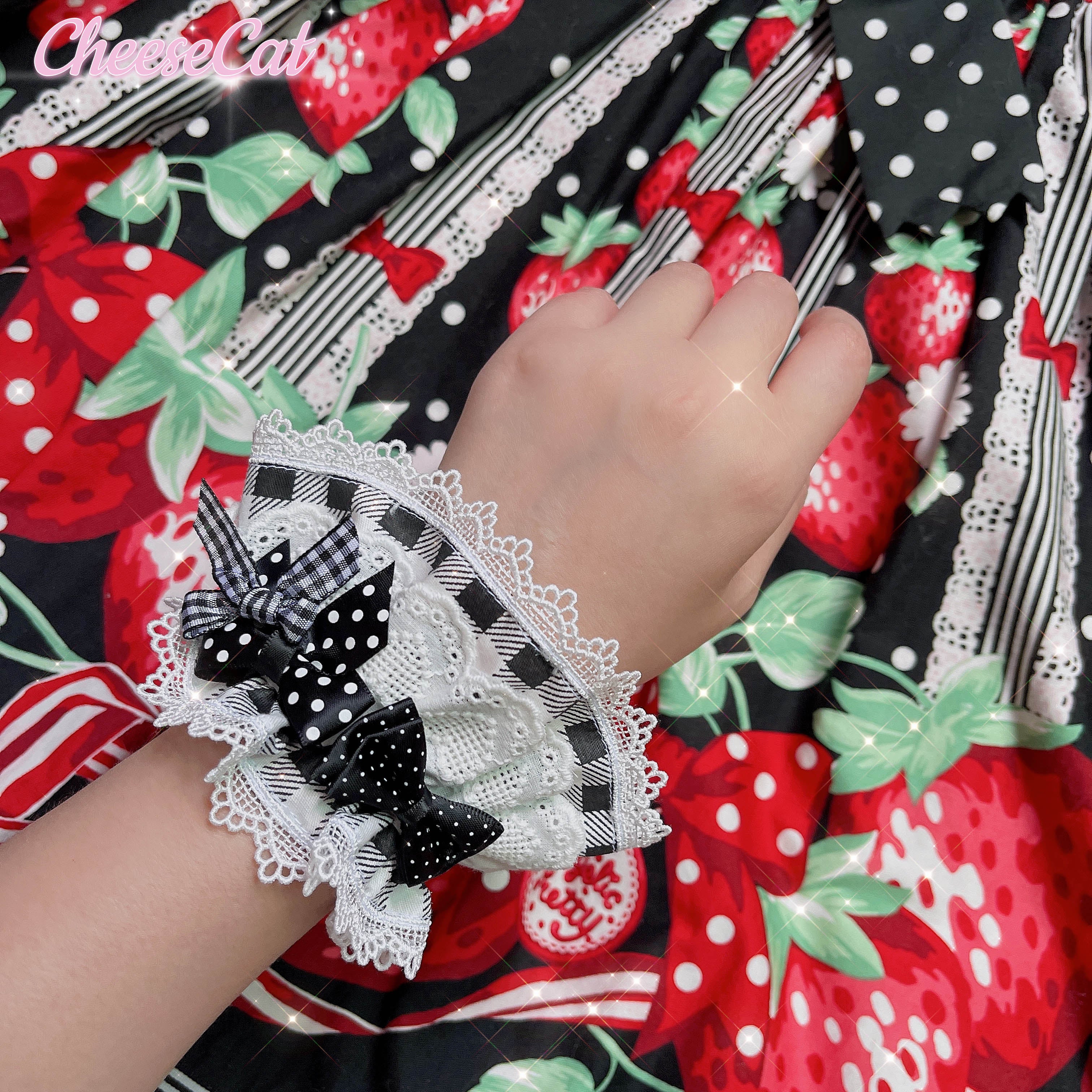 (Buyforme)Cheese Cat~Sweet and Playful Strawberry Gingham Lace Cuffs 15200:200682