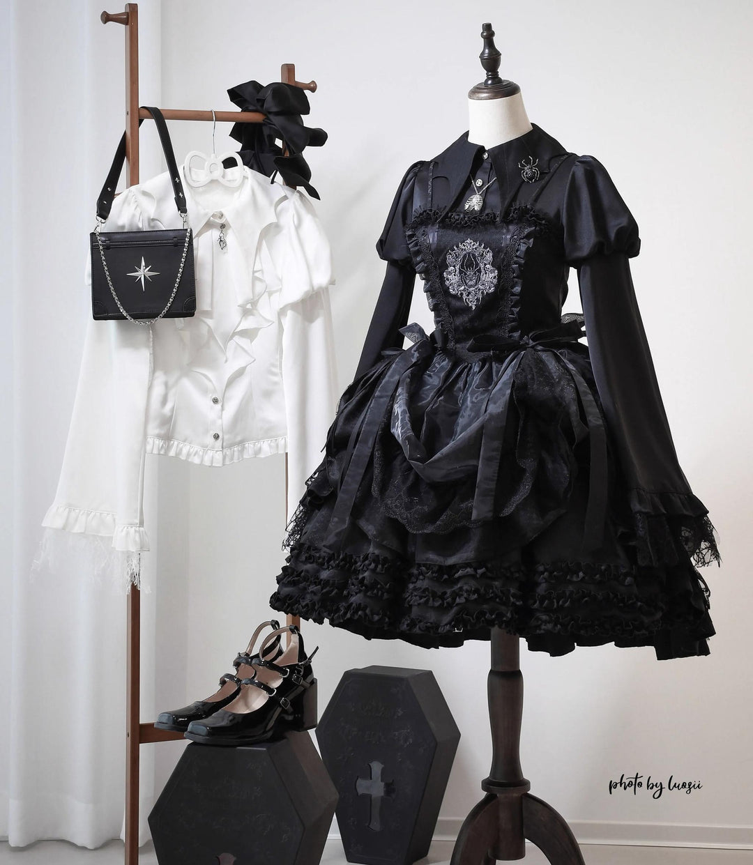 Flower messenger~Gothic Lolita Blouse Long Sleeve Jabot Hollow-out Spider Design   