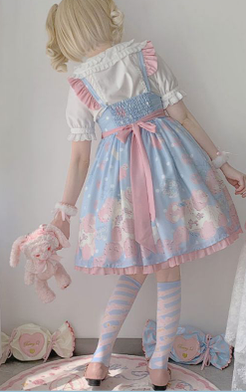 A pink lolita-style dress < with my hands - Dream